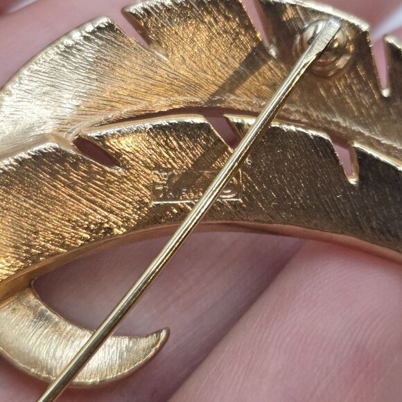 Vintage Signed TRIFARI CROWN Goldtone Textured Leaf Feather Shape Pin Brooch - Picture 4 of 5